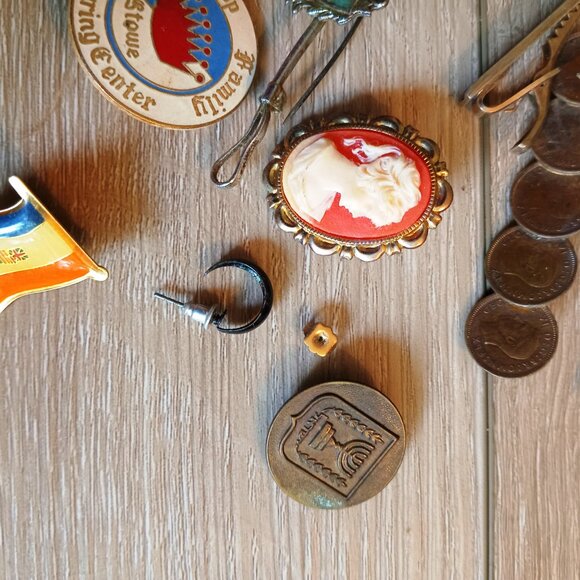 Antique Pins- Canadiana and beyond - Picture 5 of 8